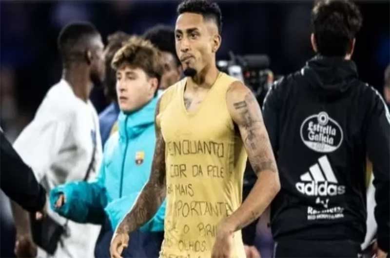 Raphinha memberikan dukungannya kepada Vinicius Junior. Raphinha menulis pesan di bagian jersey dalamnya saat Barcelona dikalahkan Real Valladolid.
