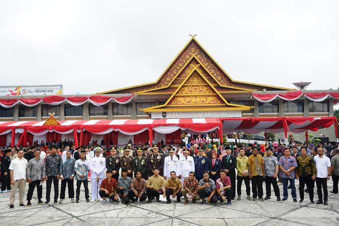 Gubernur Riau Syamsuar, Kapolda Riau Irjen Pol Mohammad Iqbal, Kasatgaswil Riau Densus 88 Anti Teror Kombes Pol Tejo Dwi Saptono serta Forkopimda Riau berfoto bersama mantan napiter usai upacara HUT Kemerdekaan RI di Halaman Kantor Gubernur Riau, Kamis (1