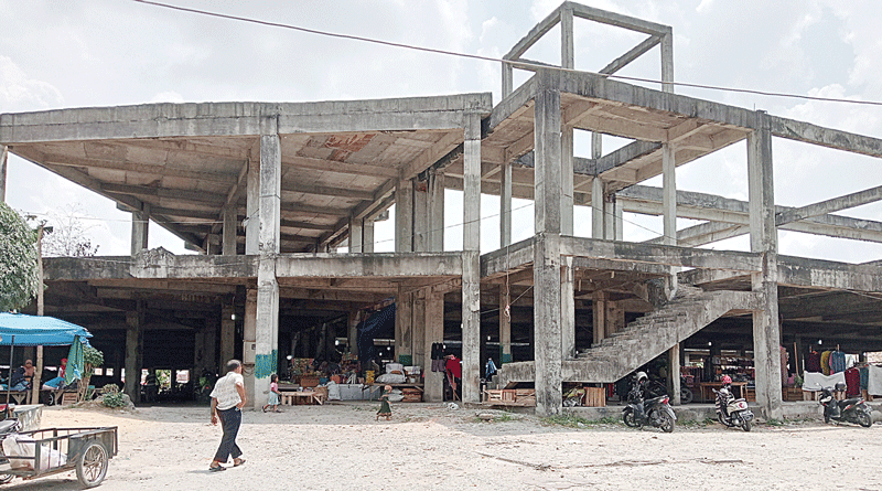 Para pedagang masih menempati bangunan Pasar Cik Puan yang terbengkalai lebih dari 10 tahun, Selasa (8/8/2023).