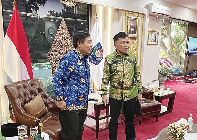 Plt Bupati Kepulauan Meranti  H Asmar bersama Sekjen Kemendagri Dr Suhajar Diantoro, Selasa (2/5/2023). Kedatangan Plt Bupati ke Kemendagri untuk meminta rekomendasi pelantikan sejumlah pejabat yang telah lulus asesmen.