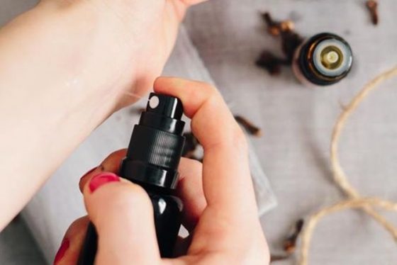 Ilustrasi, memakai parfum.