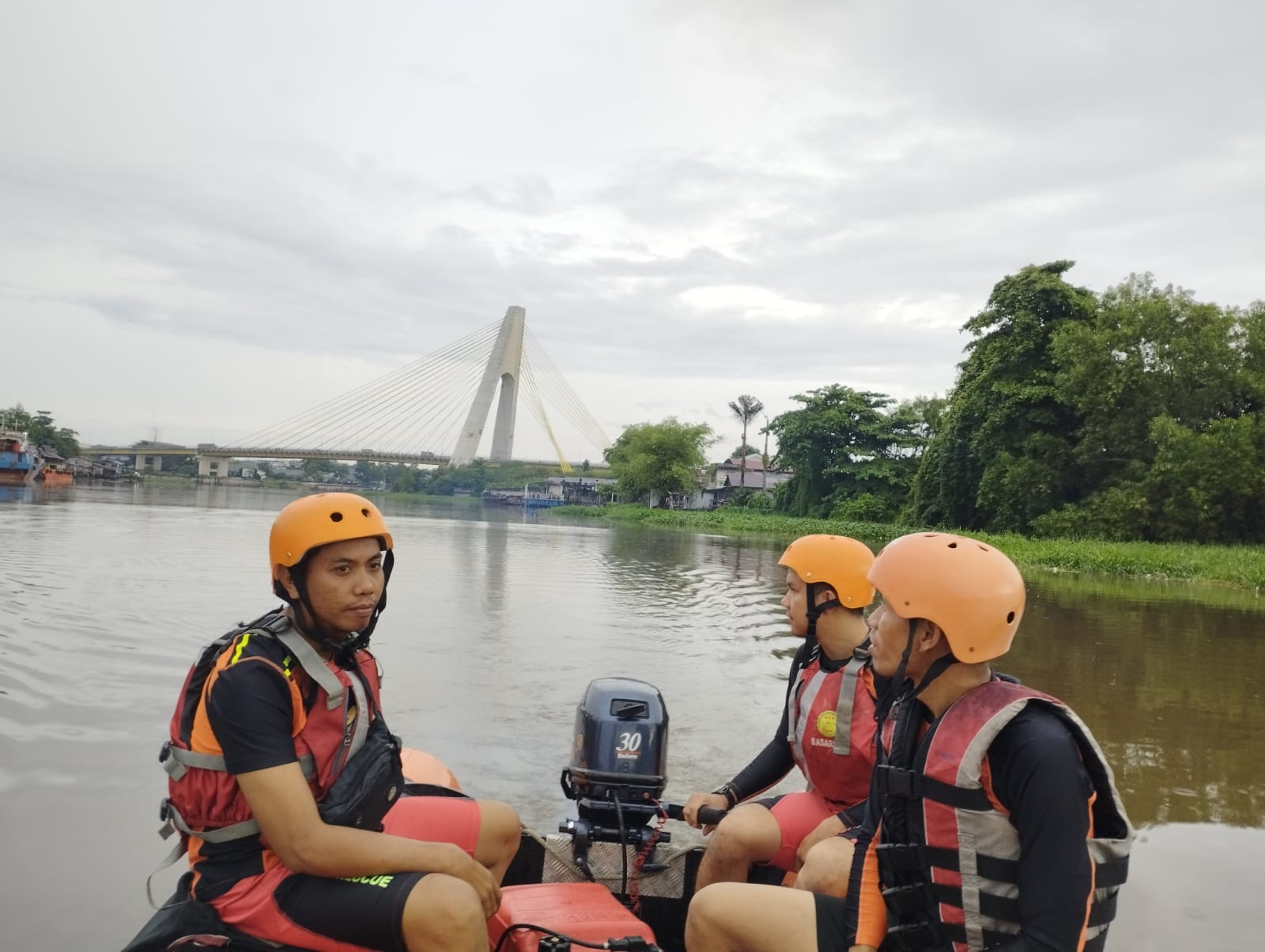 Tim SAR Pekanbaru melakukan penyisiran Sungai Siak di Kecamatan Rumbai pada Selasa (27/6/2023).