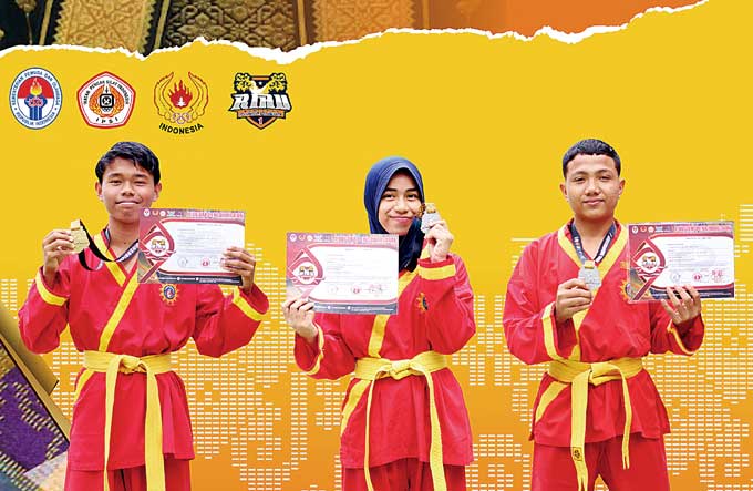 Tim pencak silat SMPIT Al Izhar School menunjukkan piala usai mengukir prestasi, baru-baru ini.