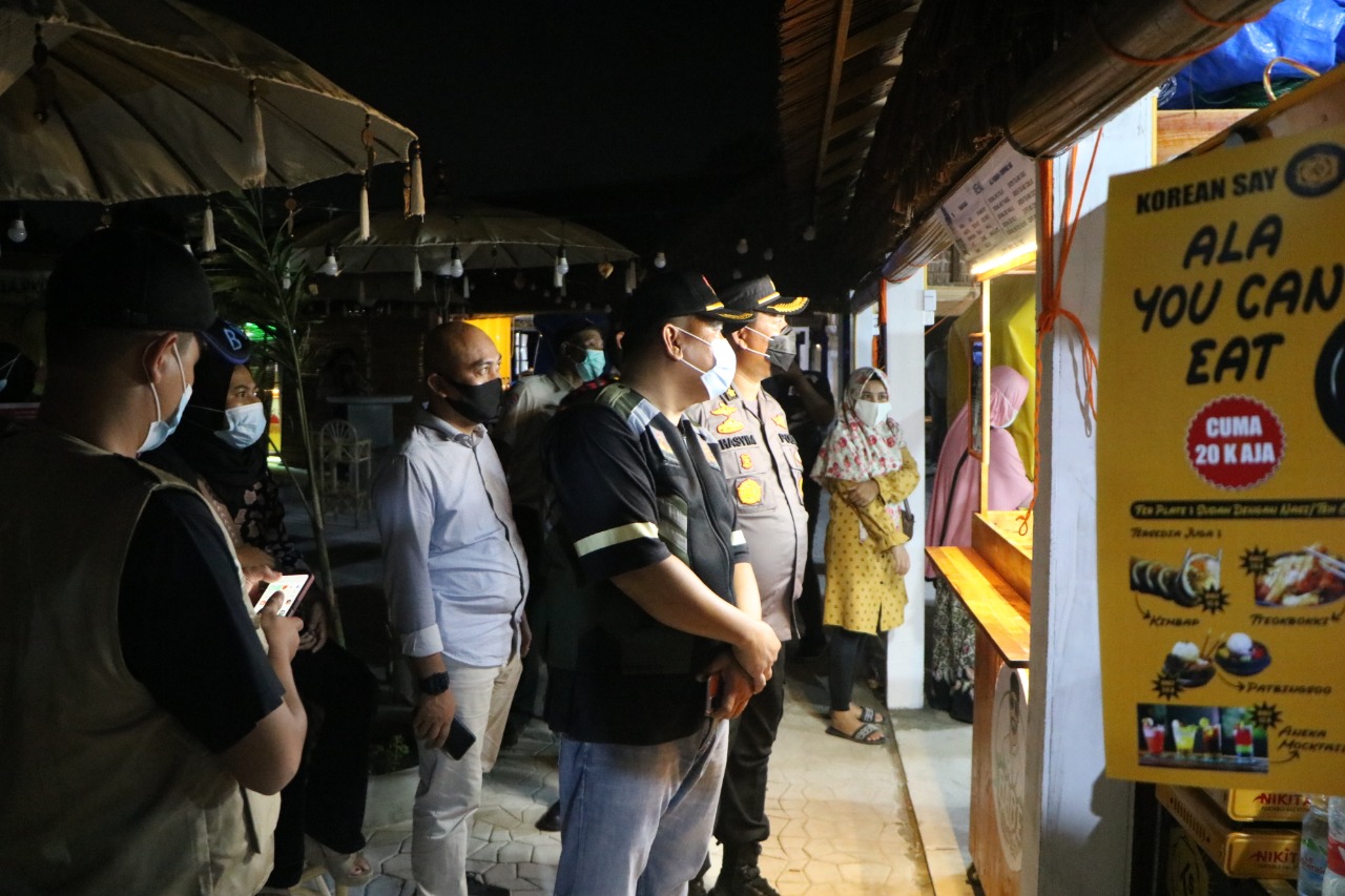 Wakapolresta Pekanbaru AKBP Hasyim Risahondua bersama Kasatpol PP Kota Pekanbaru Iwan Simatupang memimpin penertiban, Selasa (20/4/2021) di beberapa pusat keramaian dalam upaya penerapan prokes ketat.