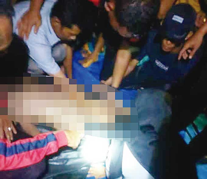 Jasad Dandi saat ditemukan tim gabungan di bendungan Pauh, Desa Pasar Baru, Kecamatan Pangean, Selasa (2/5/2023) malam.