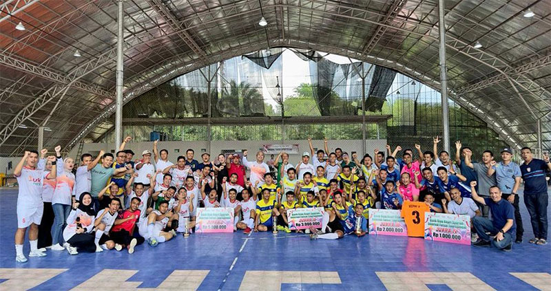 Foto bersama para peserta turnamen futsal antar cabang BRK Syariah di Aero Sports Pekanbaru, Ahad (20/8/2023).