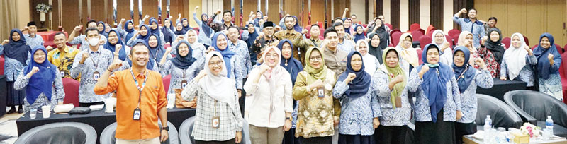 Ketua Umum terpilih Sri Rejeki SIKom (tiga kiri baris kedua) beserta Kepala Perwakilan BKKBN Riau Dra Mardalena Wati Yulia MSi (depan, empat kiri) dan Ketua Pokja ADPIN Perwakilan BKKBN Sri Wahyuni MSi dan seluruh tim foto bersama usai Musyawarah Daerah D