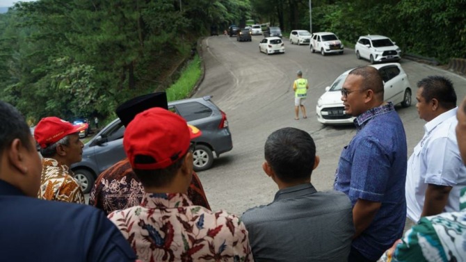 Andre Rosiade meninjau jalan Sitinjau Lauik.