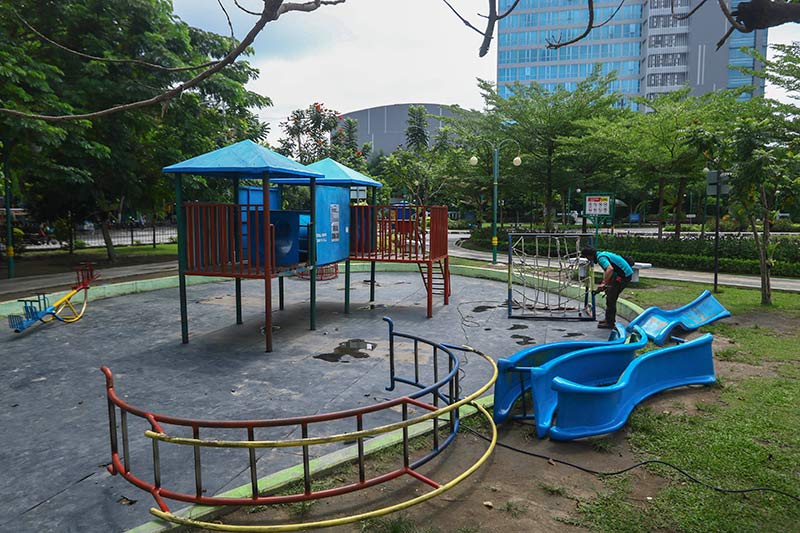 Pekerja membongkar wahana bermain anak di kawasan Ruang Terbuka Hijau (RTH) Putri Kaca Mayang Pekanbaru, Jumat (20/11/2020). Rencananya area bermain anak di kawasan ini akan diperbaiki untuk memberi kenyamanan bagi pengunjung. (EVAN GUNANZAR/RIAUPOS.CO)