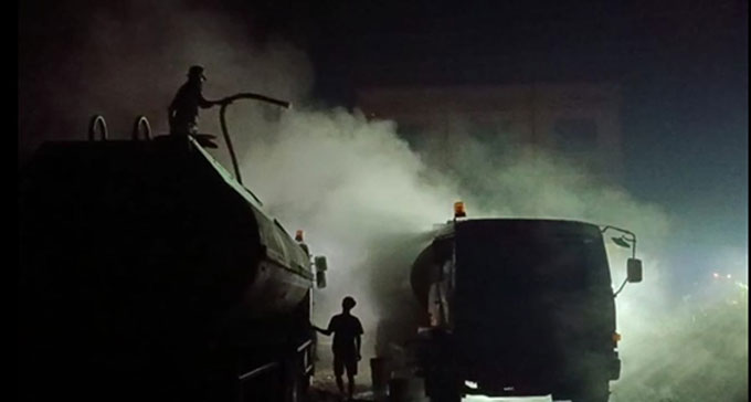 Petugas Damkar BPBD Dumai menyirami truk pengangkut HCL yang bocor di Jalan Cut Nyak Dien, Dumai, untuk menghindari terjadi hal-hal yang tidak diinginkan akibat bocornya bahan kimia berbahaya tersebut, Rabu (19/10/2022).