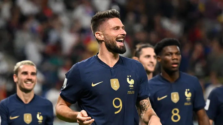 Olivier Giroud melakukan selebrasi usai mencetak gol keempat Prancis saat mengalahkan Australia 4-1 pada laga Grup D Piala Dunia 2022 di Al Janoub Stadium, Rabu (23/11/2022) dini hari WIB. Du gol Giroud membuatnya menyamai Thierry Henry sebagai top skorer