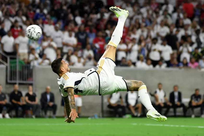 Striker Real Madrid Joselu mencetak gol ke gawang Manchester United di NRG Stadium, Houston, Kamis (27/7/2023).