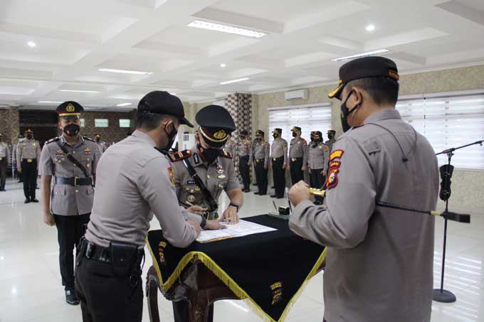 Kapolresta Pekanbaru, Kombes Pol Dr Pria Budi SIK MH memimpin upacara serah terima jabatan (Sertijab) Kapolsek Payung Sekaki di aula Zapin Polresta Pekanbaru, Kamis (25/11/2021).