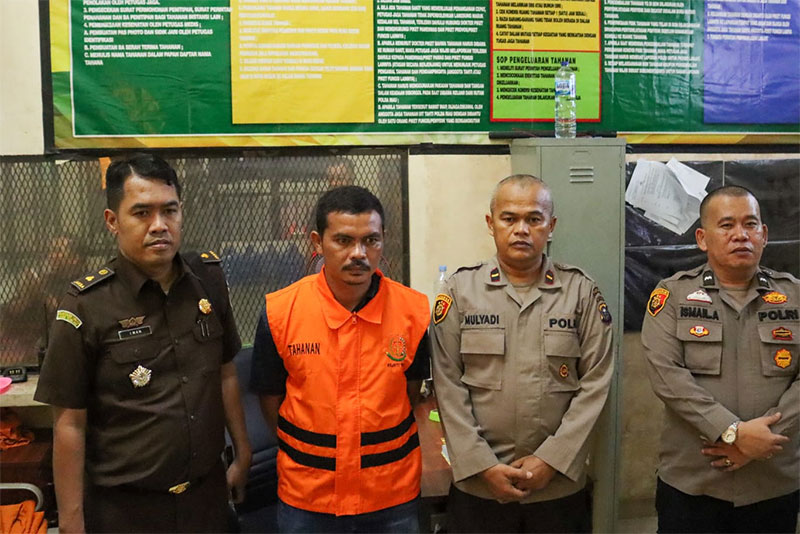 Kasi Penyidikan Bidang Pidsus Kejati Riau Iman Khilman (kiri) saat melakukan penahanan BA (pakai baju tahanan) di Kejati Riau pada Senin (20/11/2023) malam.