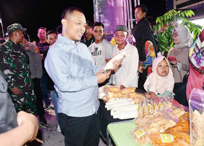 Wabup Bengkalis H Bagus Santoso melihat produk UMKM usai meresmikan CFN Desa Selatbaru, Sabtu (28/1/2023).