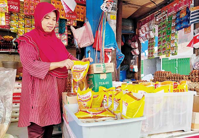 Pedagang menyusun minyak kemasan non-subsidi yang dijual di Pasar Cik Puan Pekanbaru, Selasa (14/2/2023). Minyak goreng subsidi Minyakita di sejumlah pasar tradisional sulit ditemui.