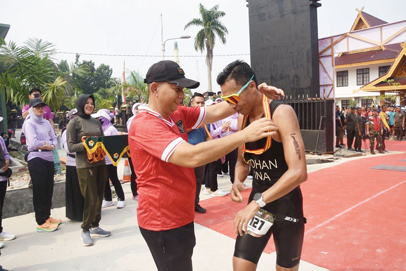 Danrem 031/WB Brigjen TNI Dany Rakca Andalasawan mengalungkan medali kepada tim yang menang lomba, Ahad (8/10/2023).