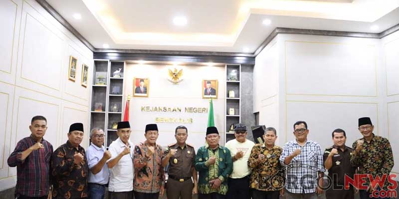 Pimpinan Lembaga Adat Melayu Riau Kabupaten Bengkalis bersama pimpinan paguyuban lintas suku mendatangi Kantor Kejari Bengkalis guna memberikan dukungan dalam pemberantasan narkoba dan penegakkan hukum tanpa pandang bulu, Selasa (13/6/2023).
