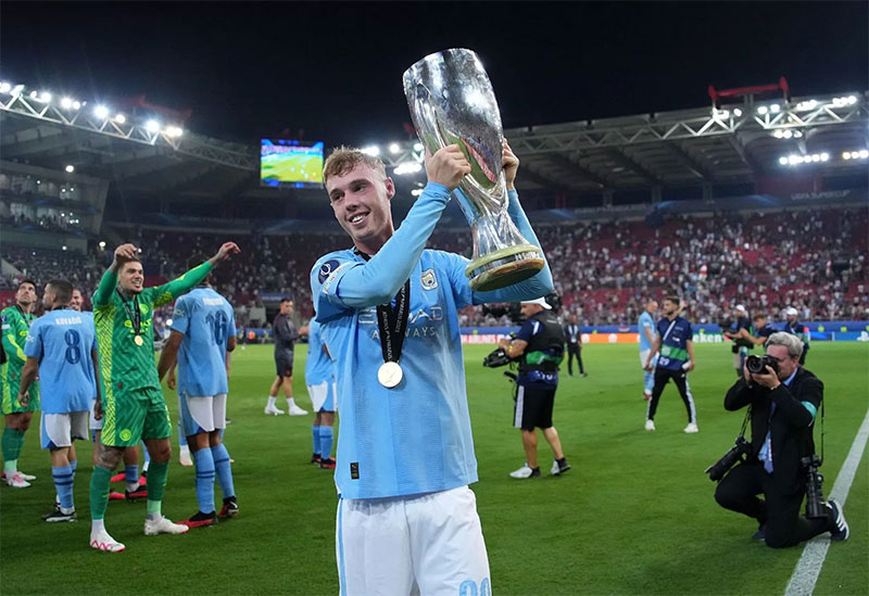 Cole Palmer berpose dengan trofi juara Piala Super Eropa dan mendapatkan gelar Man of the Match dalam laga di Karaiskakis Stadium, Piraeus, Kamis (17/8/2023).