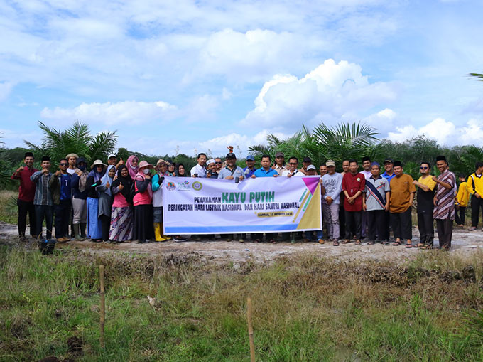 Manajemen PT PLN (Persero) Unit Induk Pembangunan Sumatera Bagian Tengah (UIP SBT) foto bersama dengan santri usai menanam kayu putih, baru-baru ini.
