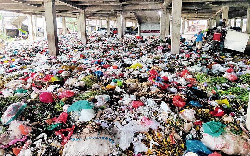 Tumpukan sampah di bangunan Pasar Cik Puan yang masih terbengkalai itu sudah menyerupai lautan sampah, Jumat (29/12/2023). Sampah yang berserakan ini menimbulkan bau tidak sedap.