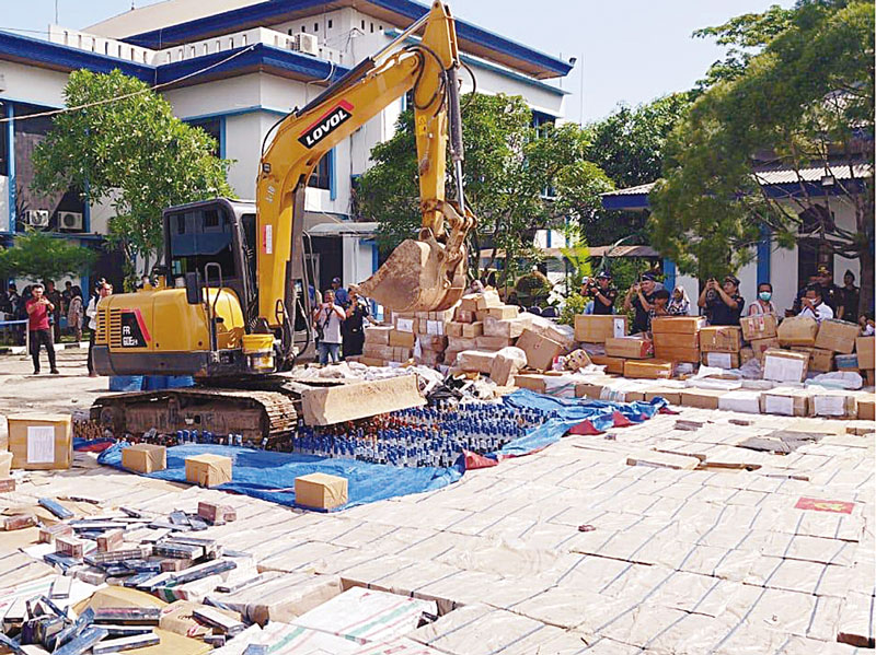 Barang-barang yang dimusnahkan yakni hasil tembakau (HT) berupa rokok berbagai jenis dan merek sekitar 14.216.716 batang, dengan nilai barang Rp16.516.360.500 dan kerugian negara sebesar Rp10.742.673.160, yang dimusnahkan dengan cara dilindas alat berat,