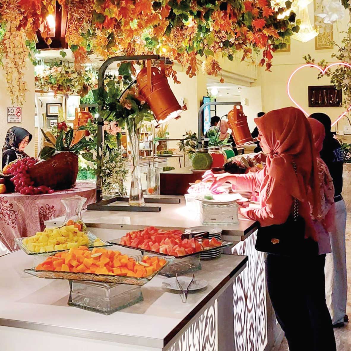 Hotel Mutiara Merdeka Pekanbaru jugaÂ  menyiapkan promo buka puasa yang diberi nama paket Buk Rahmat khusus untuk di bulan Ramadan