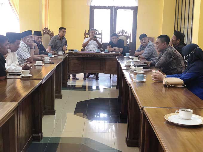 Pengurus LAMR Siak, tokoh muda Siak, warga dan pengacara korban menggelar pertemuan di ruang rapat LAMR Siak, Senin (28/11/2022).