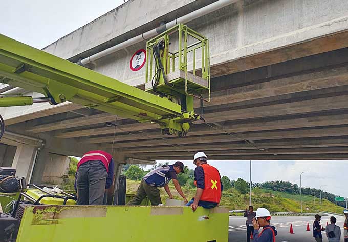 Proses pemasangan kamera ETLE di Km 33 Gate Kandis Selatan, Tol Pekanbaru-Dumai, Rabu (5/4/2023).