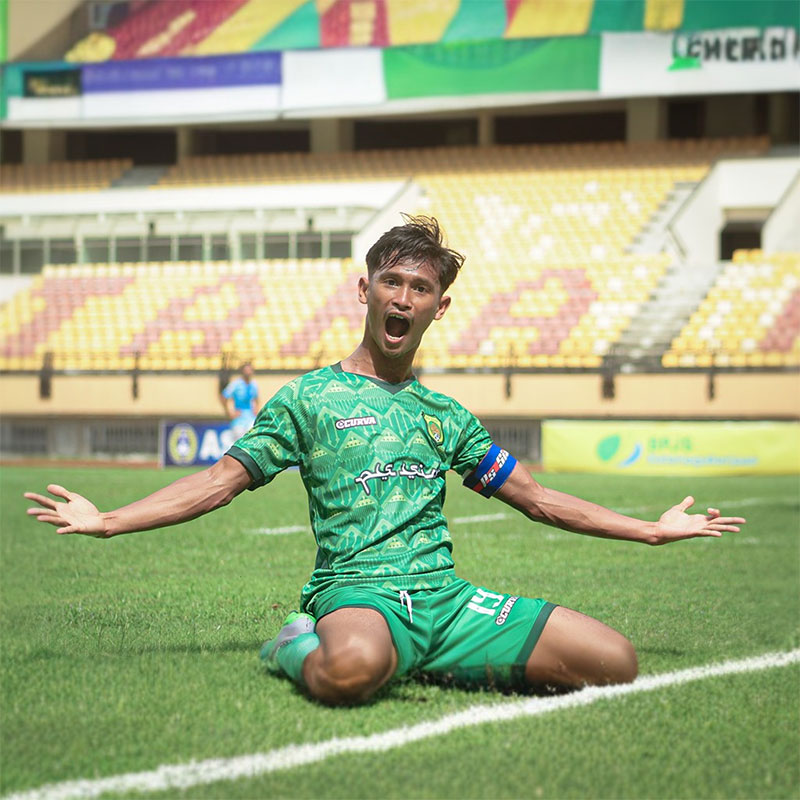Kapten PS Siak Putra Wulan DaraÂ  melakukan selebrasi usai mencetak gol ke gawang Wahana FC dalam laga final Liga 3 Zona Riau di Stadion Utama Riau, Selasa (12/12/2023).