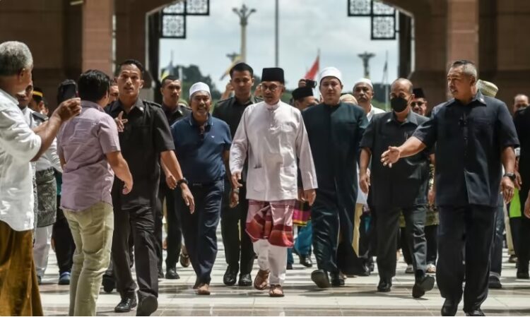 Perdana Menteri Malaysia Anwar Ibrahim mengatakan para menteri kabinet setuju keputusan potong gaji sebesar 20 persen dari gaji bulanan mereka.