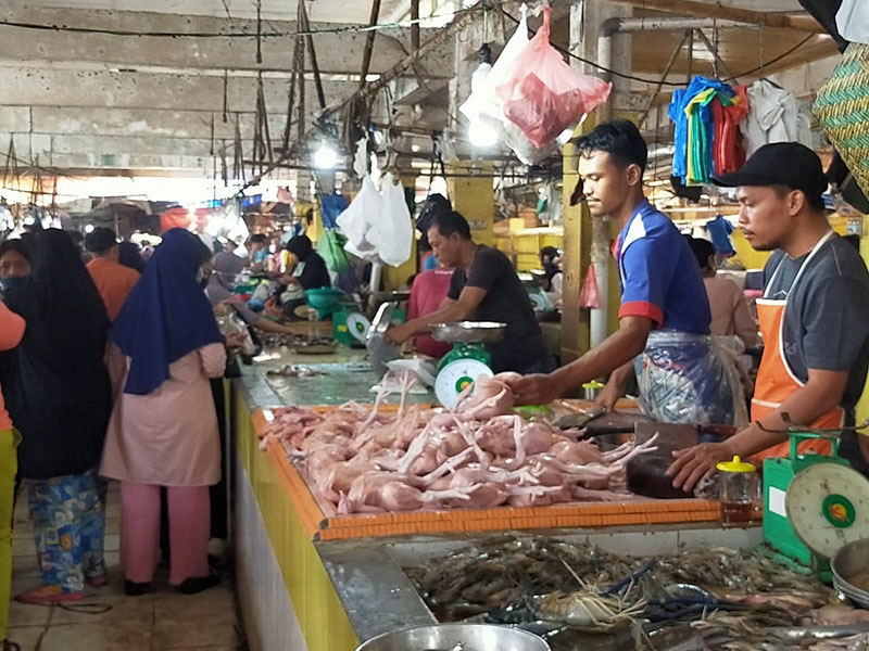 Sejumlah warga memadati Pasar Rakyat Kota Rengat, baru-baru ini. Pemkab Inhu menjamin ketersediaan bahan kebutuhan pokok hingga hari raya Idulfitri mendatang.