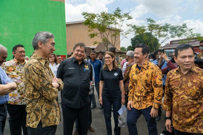 Airlangga Hartarto mengajak Duta Besar Amerika Serikat untuk Indonesia Sung Y Kim dan Duta Besar Kanada untuk Indonesia Nadia Burger melakukan kunjungan ke Batam, Jumat (4/11/2022).