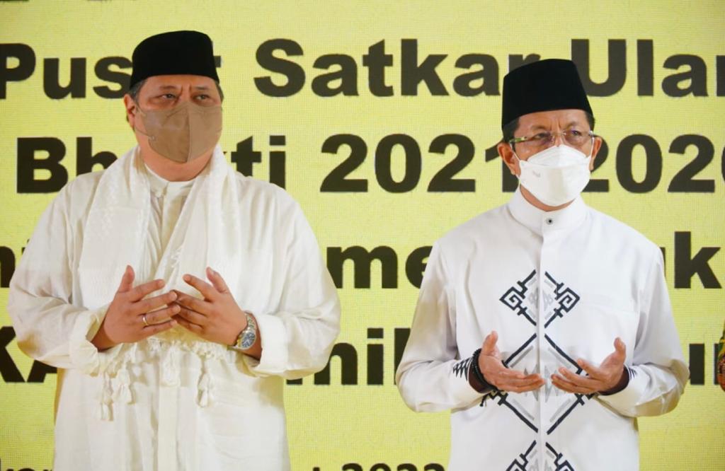 Sebelum memulai tausyiah pada pelantikan pengurus DPP Satkar Ulama Partai Golkar, Imam Besar Masjid Istiqlal Jakarta Prof Nasaruddin Umar mendoakan Ketua Umum DPP Partai Golkar Airlangga Hartarto di Jakarta, Kamis (31/3/2022) malam.