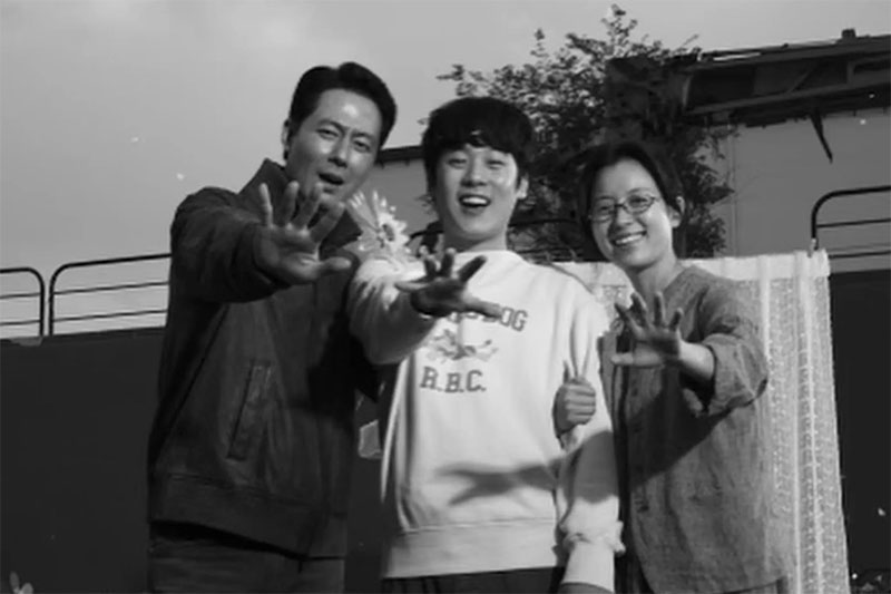 Han Hyo Joo, Jo In Sung, dan Lee Jung Ha dalam serial Moving.