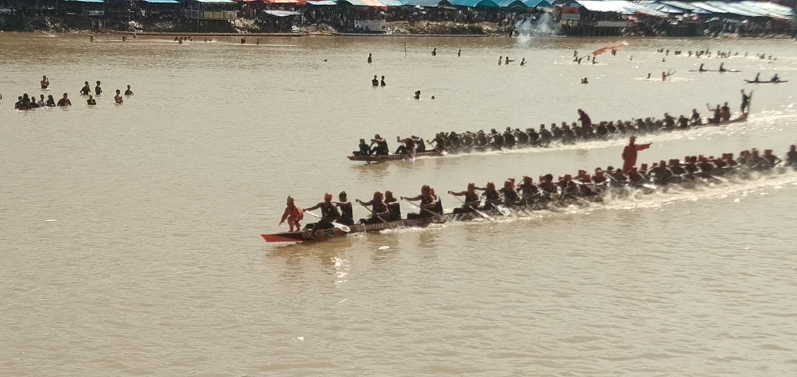 Dua jalur tengah berpacu di hari ketiga pacu jalur rayon II Tepian Lubuak Sobae Baserah Kecamatan Kuantan Hilir, Selasa (16/8/2022).