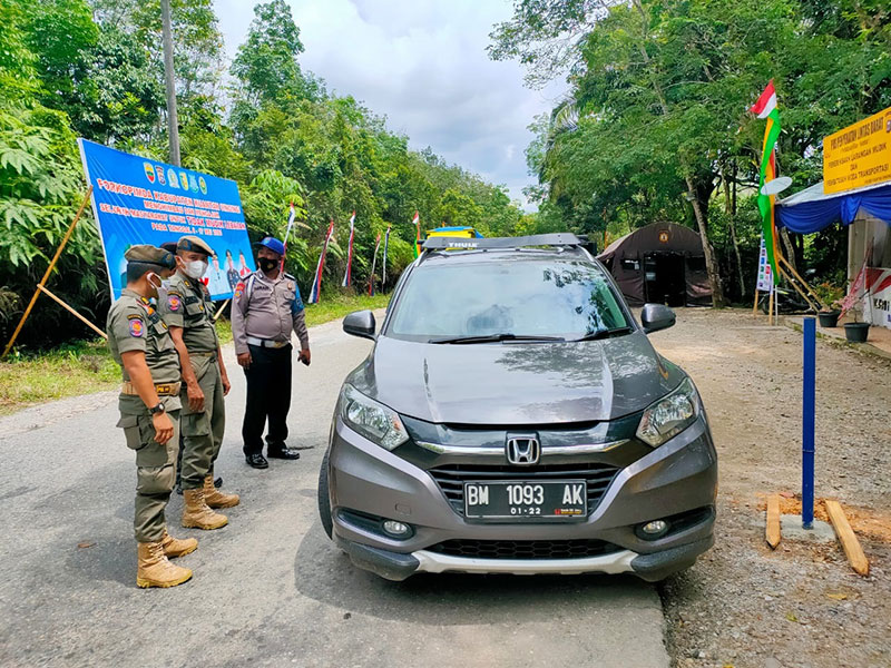 Kendaraan yang melintas di perbatasan Kuansing-Sumbar diberhentikan di Posko Penyekatan Desa Kasang, Kecamatan Kuantan Mudik, Kamis (6/5/2021).