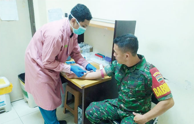Petugas Bhabinsa Koramil Mandau mendonorkan darahnya untuk menyelamatkan ibu hamil untuk operasi SC/sesar di rumah sakit swasta di Duri, Jumat (12/5/2023).