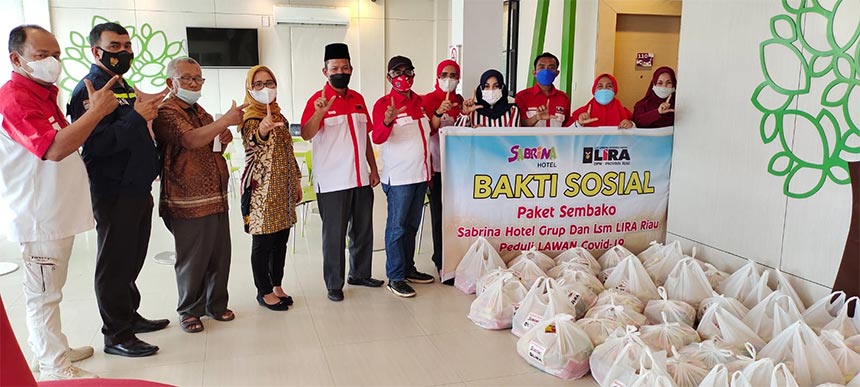 Manajemen Hotel Sabrina Group-LSM-LIRA Riau foto Bersama sebelum mendistribusikan 150 Paket Sembako bantuan covid-19 di Hotel Sabrina 81 Sudirman, Jumat (13/8/2021).