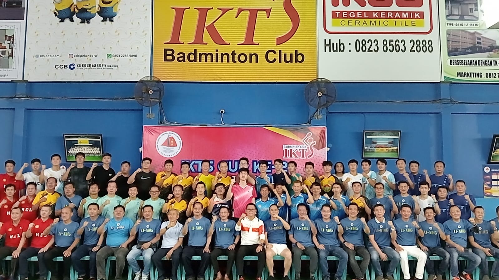 Ketua IKTS Tohan (baju merah putih) foto bersama para perwakilan ormas tionghoa dan peserta yang mengikuti kegiatan Turnamen Batminton IKTS Cup Ke-2, Sabtu (28/10/2023).