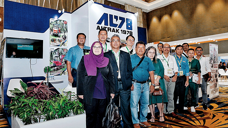 Manajemen dan karyawan PT Altrak 1978 Cabang Pekanbaru foto bersama di stan mereka di pameran Sawit Indonesia EXPO 2023 (SI-EXPO 2023) di SKA Co-Ex Pekanbaru, Selasa (8/8/2023).