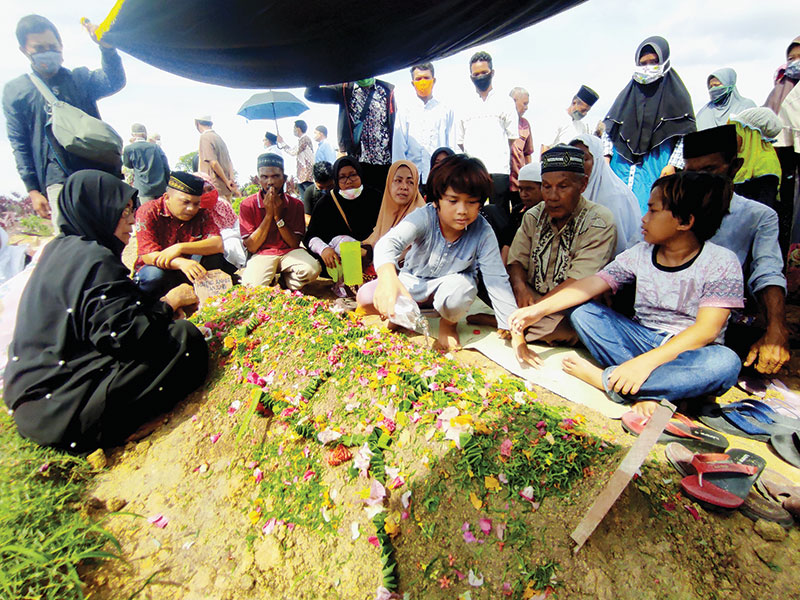 lstri, anak, dan kerabat berdoa di pusara almarhum Haidir Anwar Tanjung yang dimakamkan di TPU Jalan Rambutan, Pekanbaru, Jumat (20/11/2020). Insan pers berduka atas berpulangnya wartawan senior Riau tersebut.