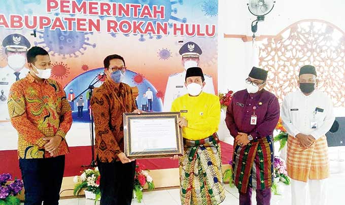 Bupati Rohul H Sukiman menerima piagam penghargaan dari Manajer PT PLN UP3 Pekanbaru Wira Bhakti Dharma, sebagai apresiasi yang tinggi atas komitmen dan konsistensi membayar tagihan listrik setiap bulan di pendopo rumah dinas bupati, Jumat (18/3/2022) lal