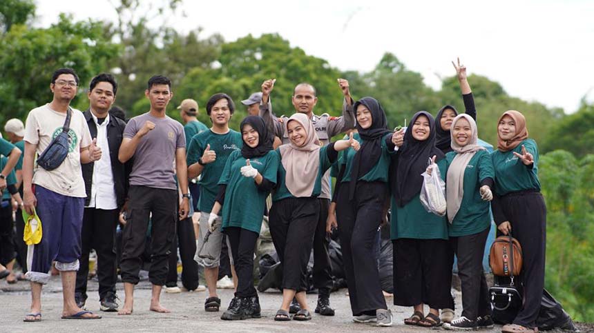 Pembina Prameswara, Bram Reski (empat kiri) foto bersama komunitas pecinta lingkungan di sela-sela aksi bersih-bersih aliran Sungai Sail, beberapa waktu lalu.