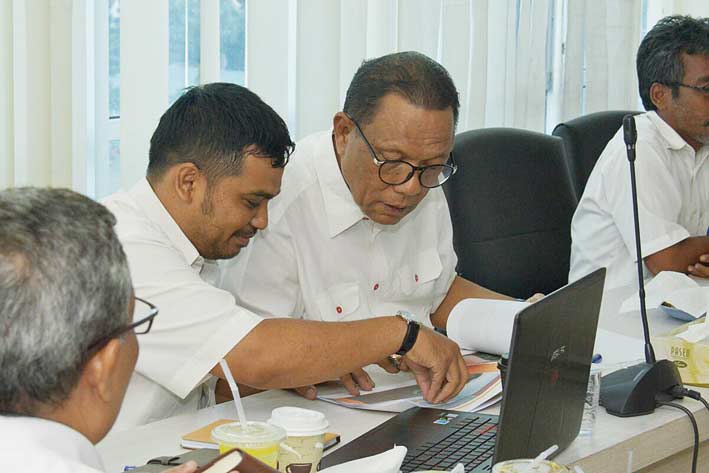 SERIUS: Bupati Kampar Azis Zaenal serius mendengarkan keterangan dari stafnya saat rapat di kantornya, belum lama ini.