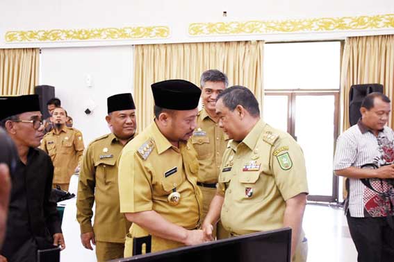 BERBINCANG HANGAT: Bupati Kampar Catur Sugeng Susanto berbincang hangat dengan Wakil Gubernur Riau Edy Natar Nasution sebelum rapat koordinasi pemberantasan korupsi terintegrasi di Pekanbaru, Selasa (26/2/2019).