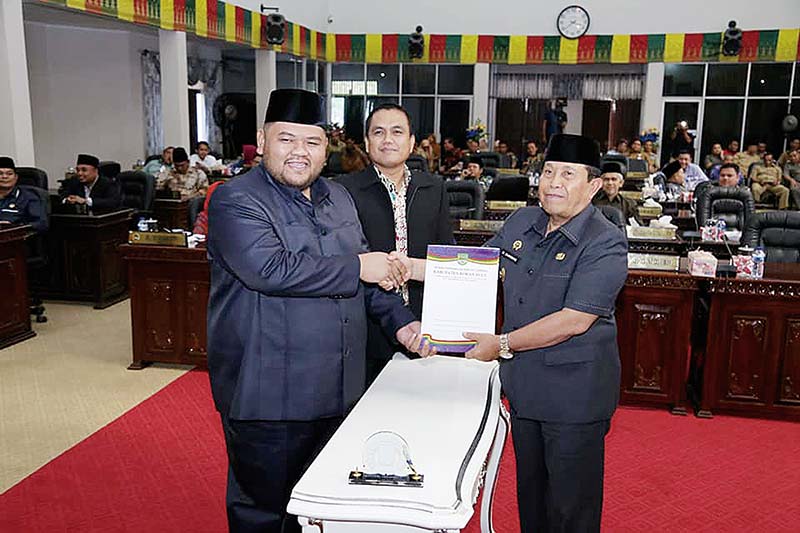 menyerahkan Ranperda: Ketua DPRD Rohul Novliwanda Ade putra ST menyerahkan Ranperda RTRW Rohul 2019-2039 yang telah disetujui, dalam rapat paripurna di gedung DPRD Rohul, Sabtu (7/12/2019). (humas pemkab rohul for riau pos)