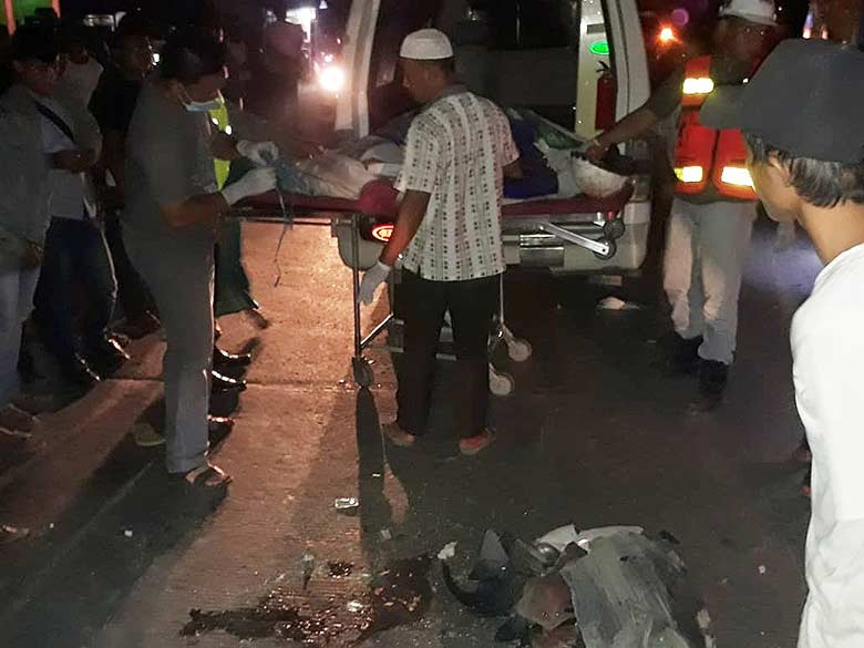 Evakuasi: Petugas mengevakuasi pengendara sepeda motor yang tewas di tempat akibat terlibat lakalantas dengan truk tangki di Jalan Soekarno-Hatta, Dumai, Jumat (2/8/2019) malam.
