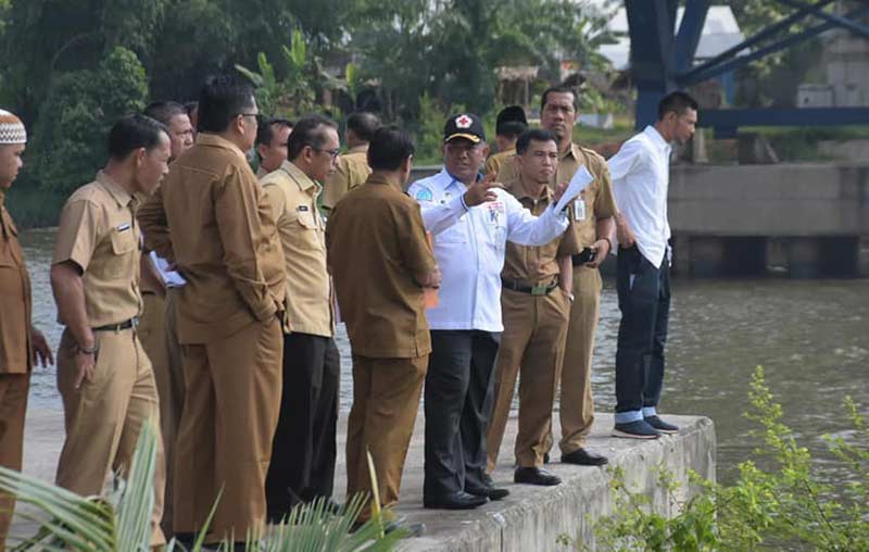 PANTAU LOKASI: Mewakili Bupati Catur Sugeng Susanto, Sekda Kampar Yusri memantau lokasi pelaksanaan MTQ Riau 2019 yang berada di kawasan Bangkinang Riverside, Selasa (11/6/2019).
