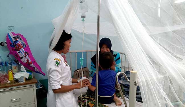 CEK PASIEN: Seorang perawat RSUD Kota Dumai saat mengecek pasien DBD di ruang inap anak, Senin (4/2/2019). Hasanal Bulkiah/Riau Pos